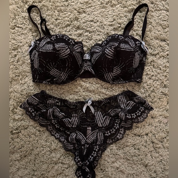 Chantall Thomas for Victoria’s Secret Black and Blue Lace Lingerie Set size 34D - Picture 1 of 9